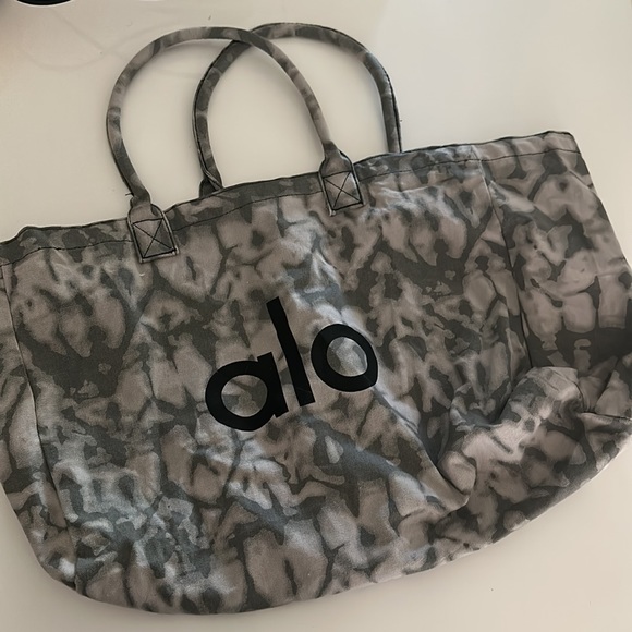 Alo Duffle Tote Bag - Picture 3 of 5